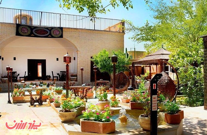 انواع پیتزا و سوخاری در سفره خانه سنتی تنورا در یزد ارزان